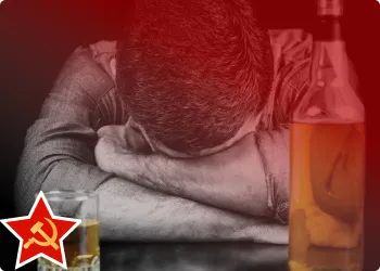 Мужчина с бутылкой Виски и бокалом для него